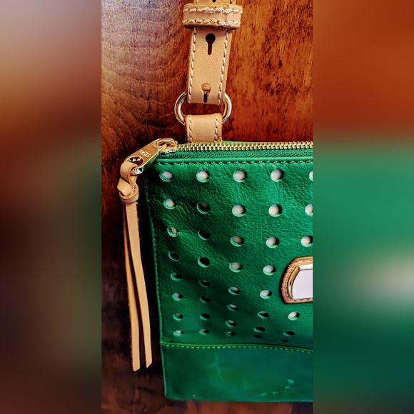 💚UNIQUE🌟UGG crossbody purse/sling bag🌟perforated detail🍀green leather! COOL! - Picture 4 of 15
